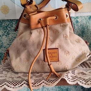 Vintage dooney& bourke shoulder handbag preown. Vintage.